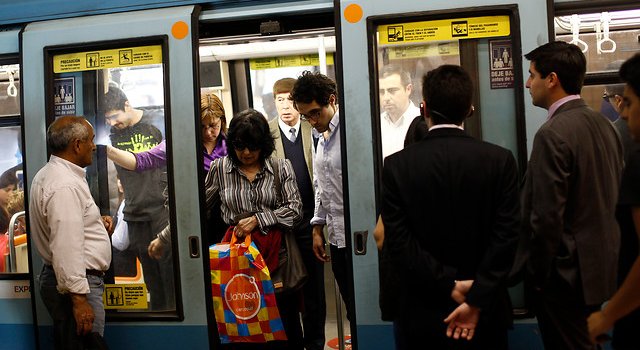 Metro cierra temporalmente estación La Moneda por procedimiento policial
