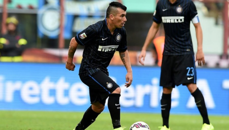 Gary Medel, entre los 10 jugadores con más pases acertados de Europa
