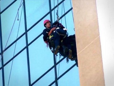 Dos trabajadores quedan colgando de andamio en el piso 22 del Hotel Crowne Plaza