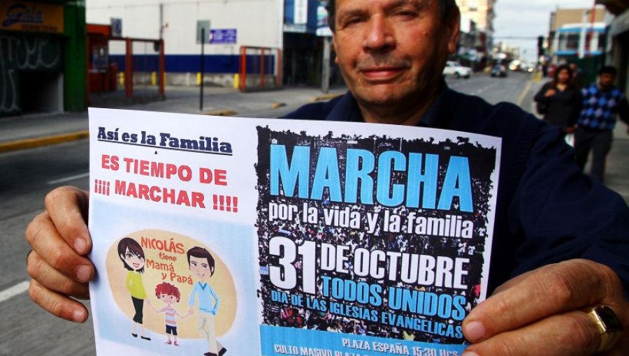 Concepción: Evangélicos marchan contra entrega de libro “Nicolás tiene dos papás”