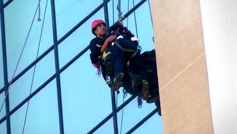 Dos trabajadores quedan colgando de andamio en el piso 22 del Hotel Crowne Plaza