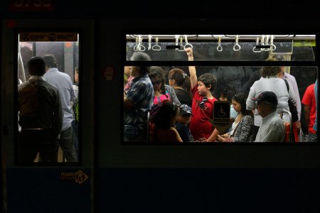 Otra falla en el metro: Bomberos trabaja en repentina emanación de humo en Estación Quinta Normal