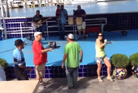 Video: El inesperado final que sufrió un galán que cortejaba una bella bailarina de salsa