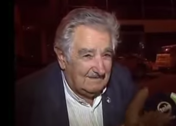 Al estilo Farkas: Pepe Mujica le da plata a mendigo que le pidió para comer