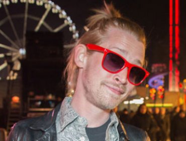 Video: Macaulay Culkin baila apasionadamente con un hombre y terminan besándose