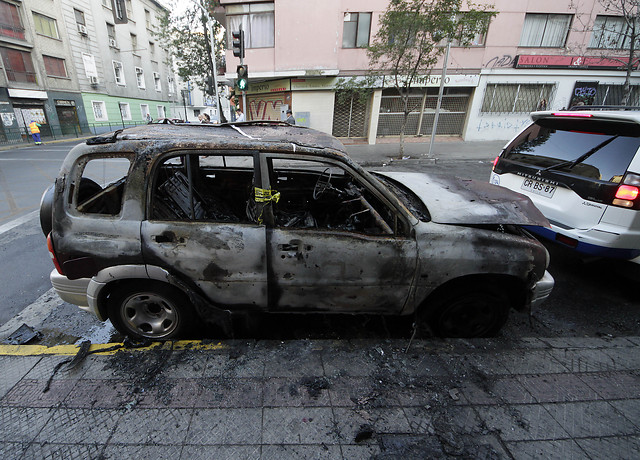 Un vehículo se quemó completamente en el centro de Santiago y carabineros investiga presunta intencionalidad