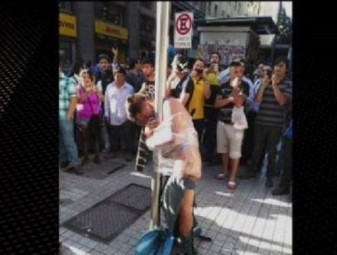 Video: Extrema detención ciudadana en Santiago impacta en las redes sociales: Desnudan y atan a ladrón