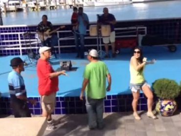 Video: El inesperado final que sufrió un galán que cortejaba una bella bailarina de salsa