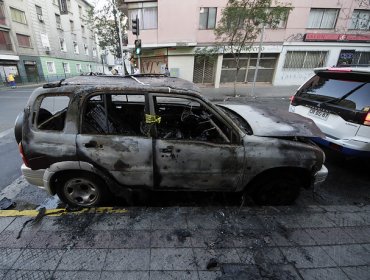 Un vehículo se quemó completamente en el centro de Santiago y carabineros investiga presunta intencionalidad