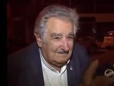 Al estilo Farkas: Pepe Mujica le da plata a mendigo que le pidió para comer