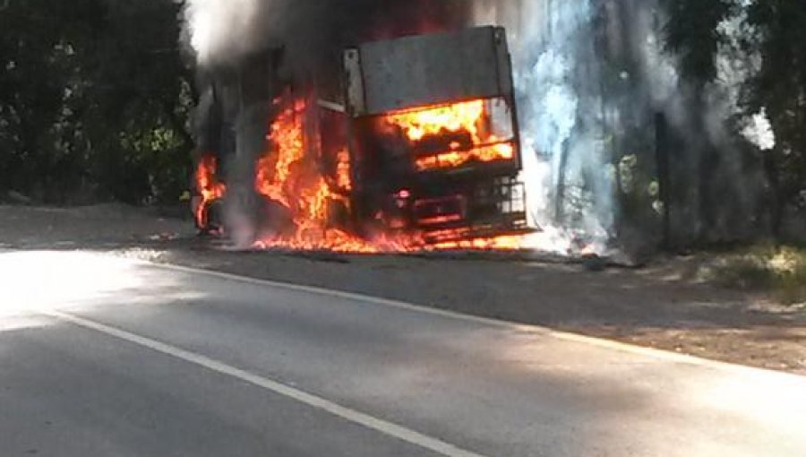 Camión con productos químicos se incendia camino a Farellones y cierran la vía