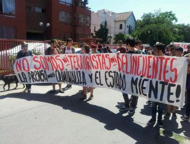 Ataque al cuartel de la PDI: Estudiantes de la U. de Humanismo Cristiano marchan contra “criminalización” en su contra