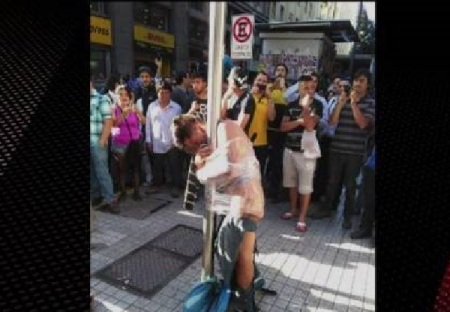 Video: Extrema detención ciudadana en Santiago impacta en las redes sociales: Desnudan y atan a ladrón