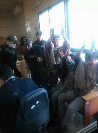 Ministro de Justicia apoyó decisión de gendarmes al esposar a niños mapuches en tribunal