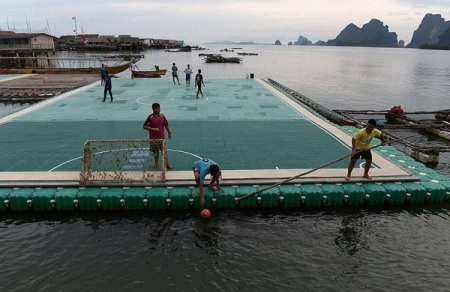 Cancha de fútbol flotante en medio del mar de Tailandia sorprende en la web