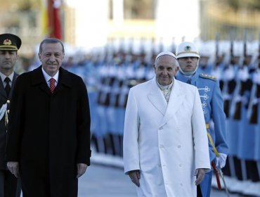 El papa fue recibido por el presidente turco en su nuevo palacio