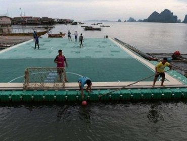 Cancha de fútbol flotante en medio del mar de Tailandia sorprende en la web