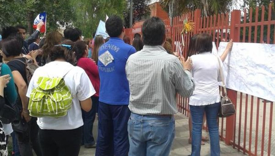 Profesores protestan durante actividad oficial de ministro Peñailillo en Pudahuel