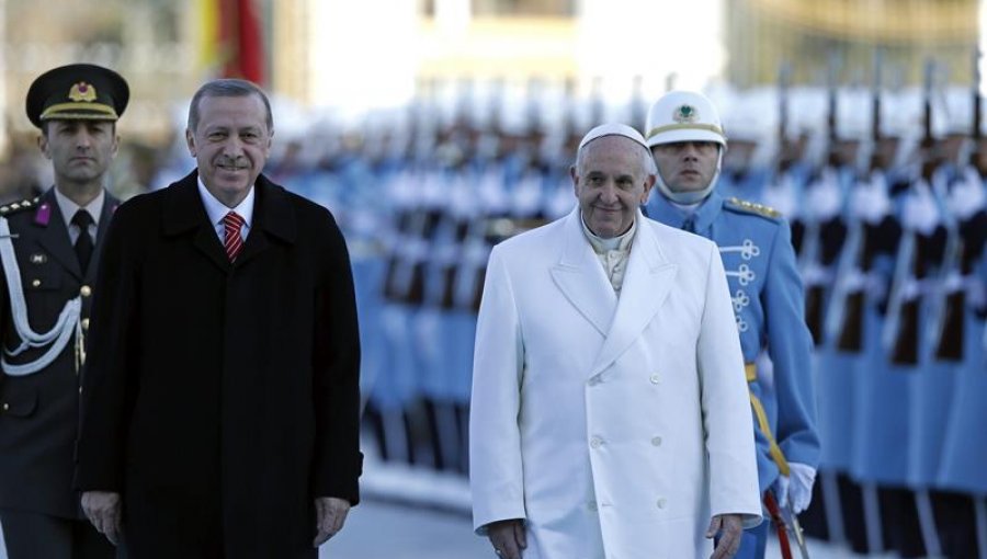 El papa fue recibido por el presidente turco en su nuevo palacio