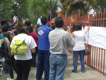 Profesores protestan durante actividad oficial de ministro Peñailillo en Pudahuel