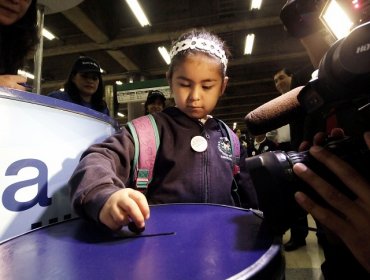 Teletón instala cajas auxiliares en 30 estaciones de metro de Santiago