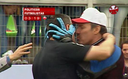FOTO: El beso entre "Superman" Vargas y Chandía que causa furor en la web