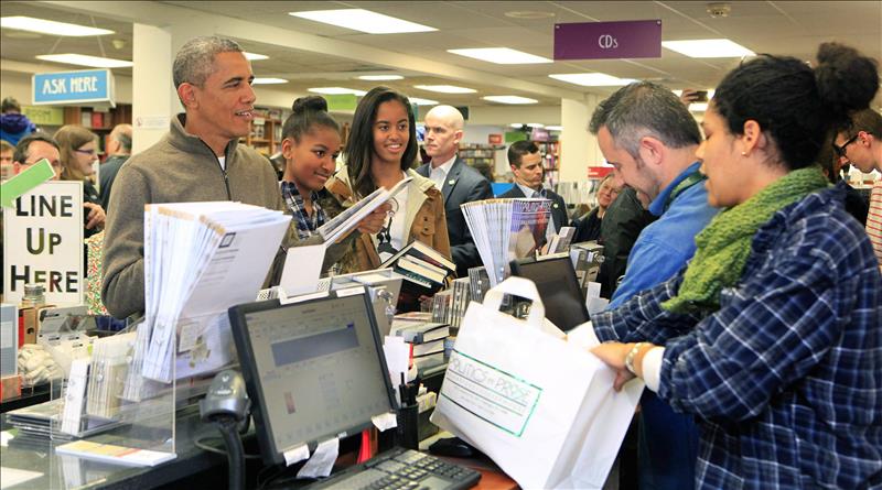 Obama acude con sus hijas a comprar libros en día de apoyo a pequeño comercio
