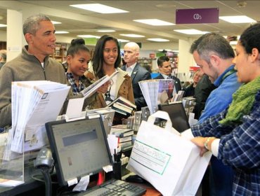 Obama acude con sus hijas a comprar libros en día de apoyo a pequeño comercio