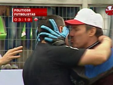 FOTO: El beso entre "Superman" Vargas y Chandía que causa furor en la web