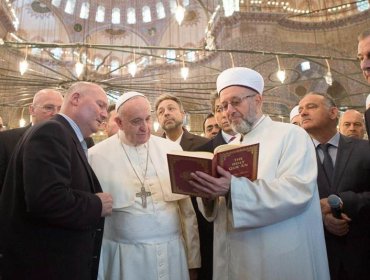 Vaticano evitó llamar "oración cristiana" a gesto del papa en Mezquita Azul