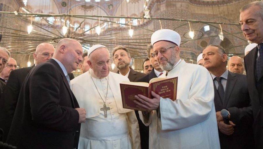 Vaticano evitó llamar "oración cristiana" a gesto del papa en Mezquita Azul