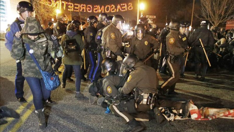 Renuncia policía que mató a joven negro en Ferguson y quedó libre de cargos