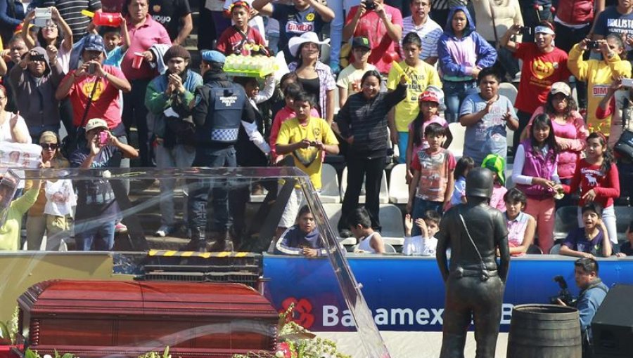 Emotivo adiós de Chespirito se vive en el Estadio Azteca