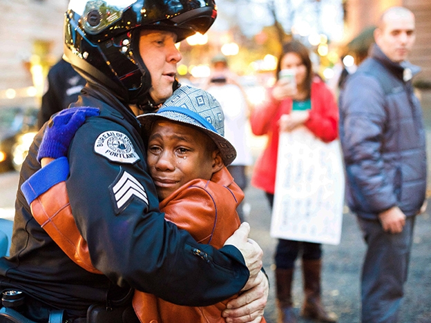 La historia del abrazo entre un policía blanco y un niño negro en Estados Unidos que dio la vuelta al mundo