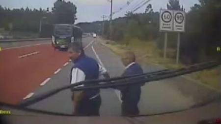 Nuevo conductor héroe: Video muestra a chofer que ayudo a cruzar a una persona no vidente