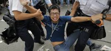 Cuarenta detenidos mientras siguen enfrentamientos en las calles de Hong Kong