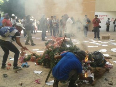 Disturbios en marcha que encabezan padres de jóvenes desaparecidos en México