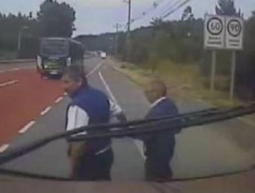 Nuevo conductor héroe: Video muestra a chofer que ayudo a cruzar a una persona no vidente