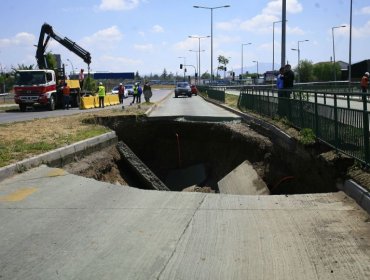 Avenida Departamental mantiene desvíos por socavón al llegar a Velásquez