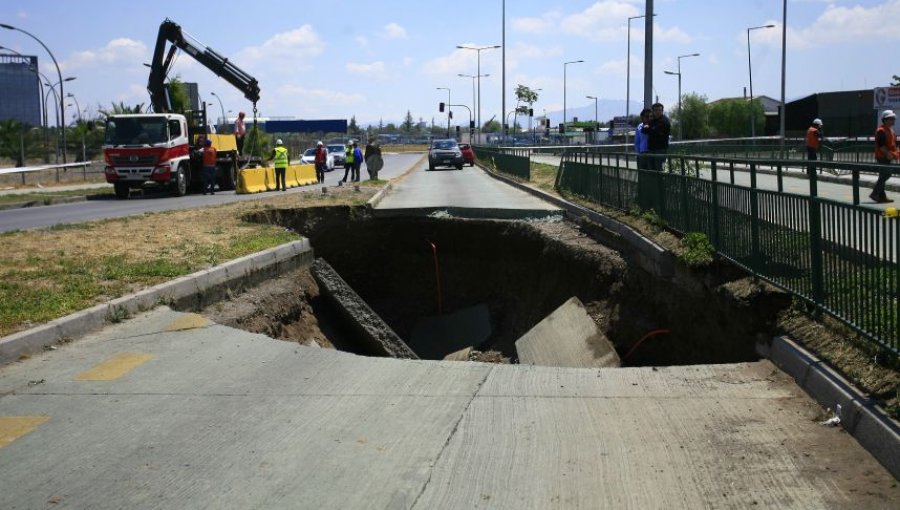 Avenida Departamental mantiene desvíos por socavón al llegar a Velásquez