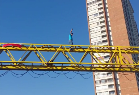 Video: Trabajador de OHL protesta contra la empresa subiéndose a una grúa, quedando a más de 50 metros de altura