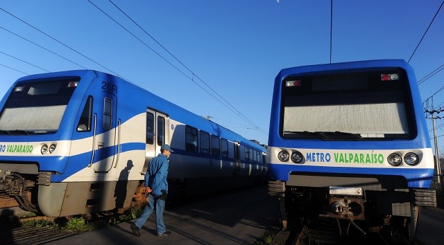 Jóvenes que rayaron la estación de Metro Valparaíso en Quilpué deberán pagar $500.000