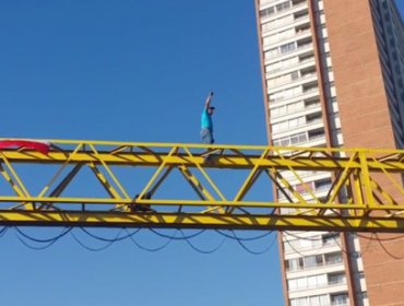 Video: Trabajador de OHL protesta contra la empresa subiéndose a una grúa, quedando a más de 50 metros de altura