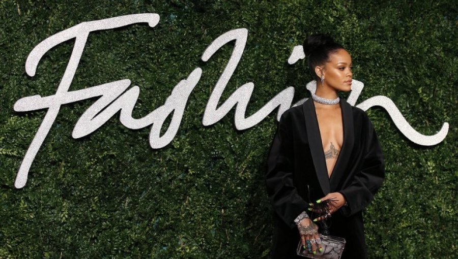 Rihanna se luce con provocador escote en los British Fashion Awards 2014