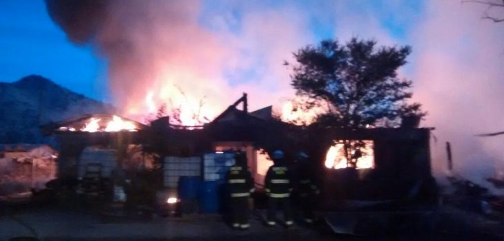 Incendio afectó al menos a dos viviendas en Maipú
