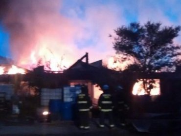 Incendio afectó al menos a dos viviendas en Maipú