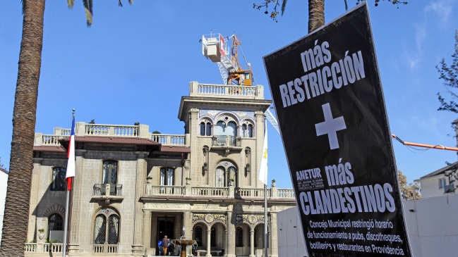 Comerciantes protestan frente a la Municipalidad de Providencia