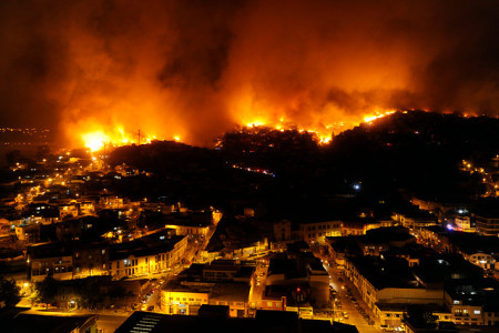 Contraloría responsabilizó a municipio de Valparaíso tras mega incendio ocurrido en Abril