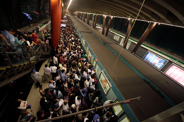 Nueva falla en el Metro Santiago obliga a evacuar a usuarios