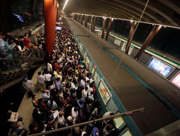 Nueva falla en el Metro Santiago obliga a evacuar a usuarios